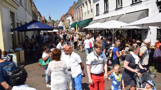Foto: Pinkstermarkt in de vesting op tweede pinksterdag