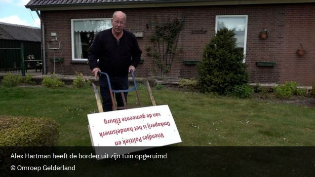 Foto: 'Protestbordenman' Alex begraaft strijdbijl met burgemeester