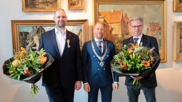 Foto: Koninklijke Onderscheiding uitgereikt aan Anton Gerrit Vermeulen en Joey van der Weijden