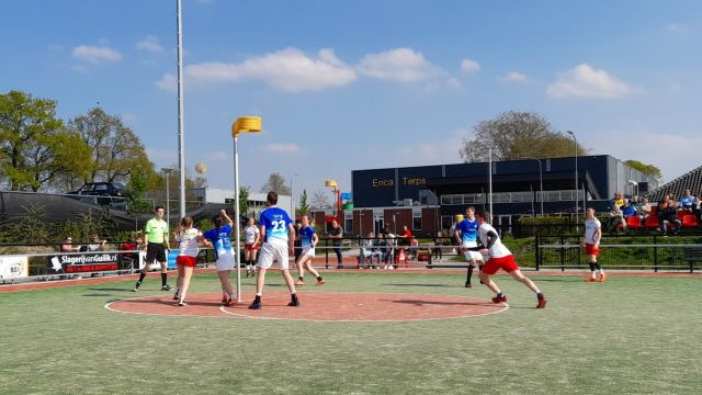 Foto: Korfballers van Rood-Wit weer met beide benen op de grond na verlies op HHV