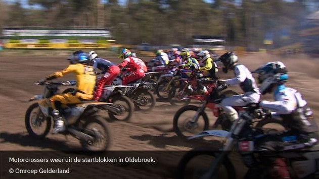 Foto: Motorcrossers én publiek genieten weer in Oldebroek