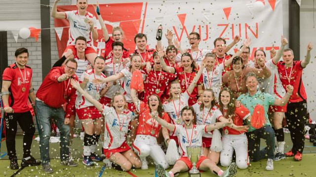 Foto: Rood-Wit wint na zinderend slot en promoveert naar de eerste klasse