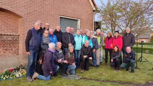 Foto: Elburger wandelaars bij de herdenking in Heerde