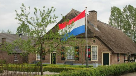Foto: Verkoopactie oranjekoeken Boerderijmuseum