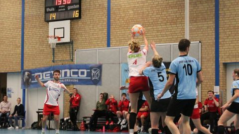 Foto: Rood-Wit verliest eerste play-off wedstrijd van Devinco, maar houdt zicht op promotie
