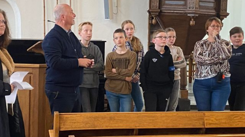 Foto: Leerlingen van de Regenboogschool krijgen les over WO2