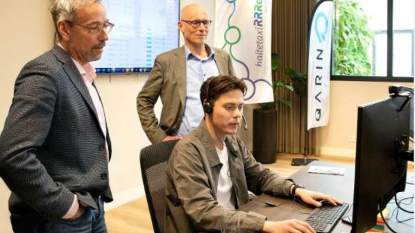 Foto: Jan van der Meer bezoekt coördinatiecentrum haltetaxiRRReis