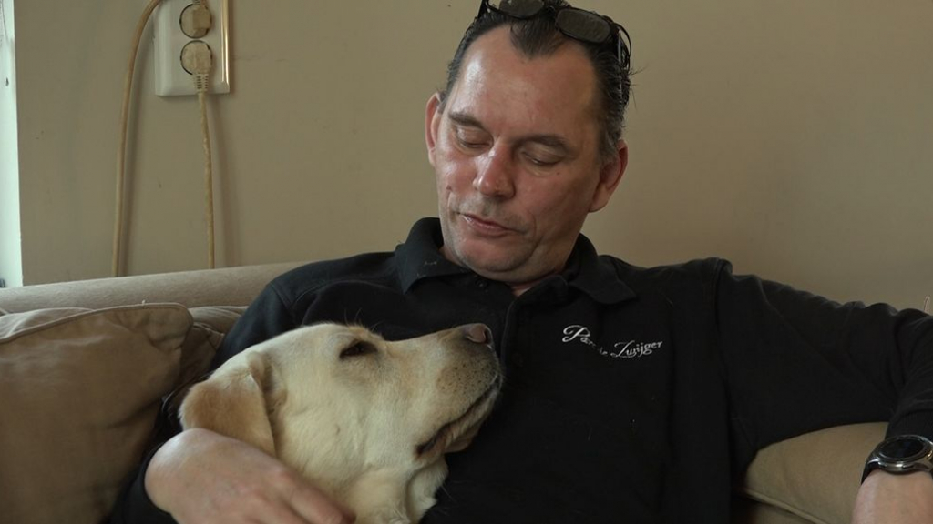 Foto: Deze hond helpt oud-militair John met zijn oorlogstrauma