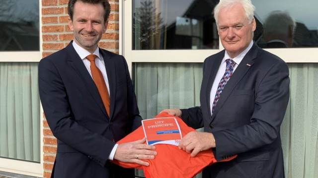 Foto: SGP-verkiezingsprogramma aangeboden