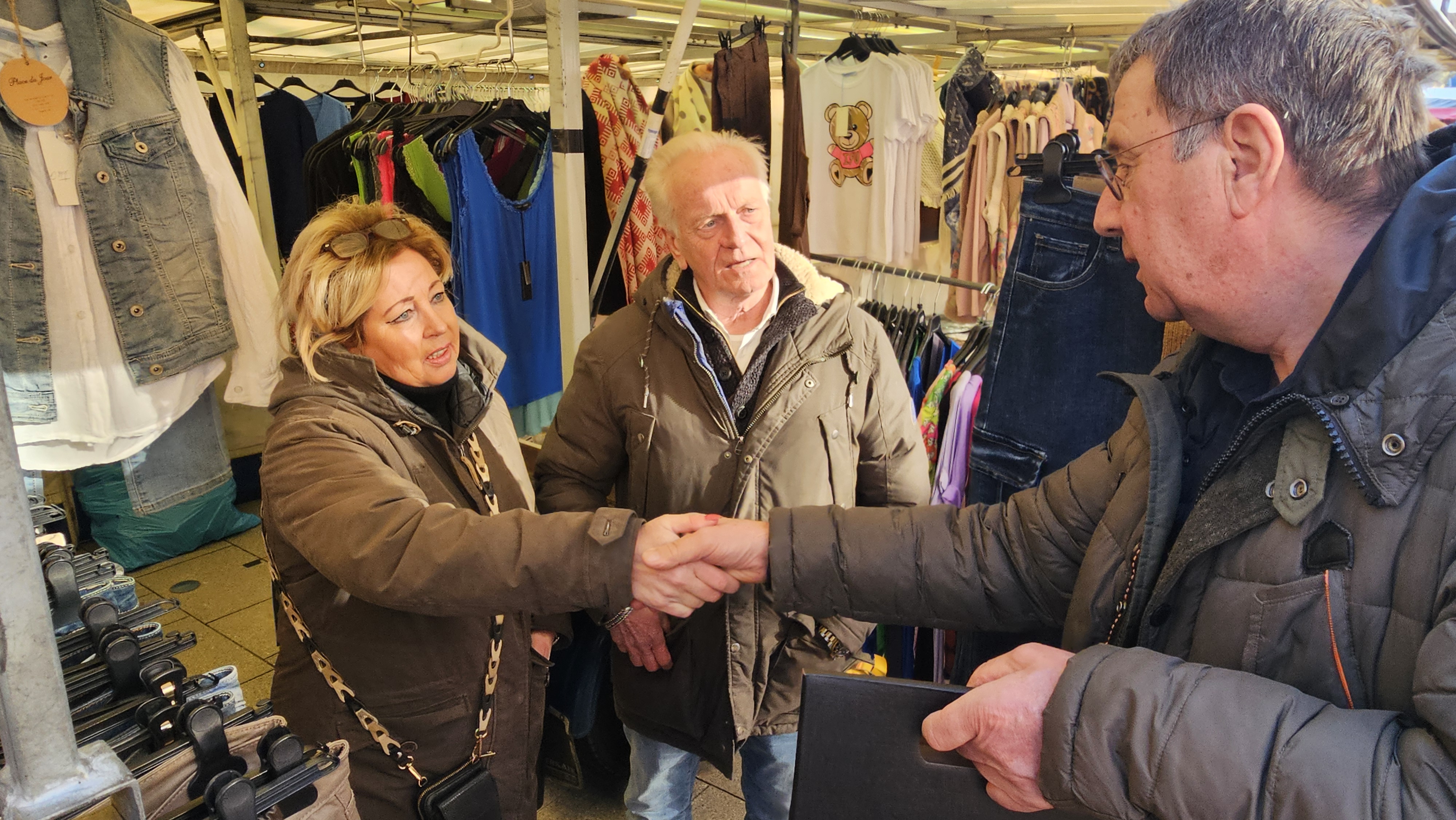 Foto: Dameskleding Messelink neemt na meer dan 8 jaar afscheid van Nijkerkse markt