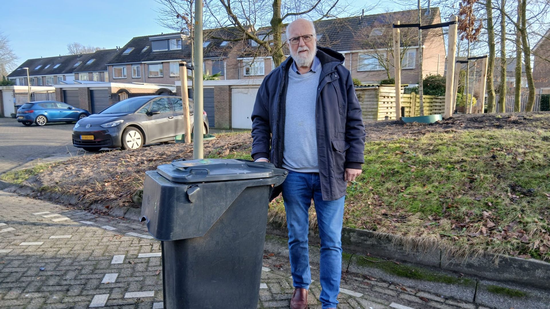Foto: Jan (75) vreest voor zijn afvalrekening en start een petitie