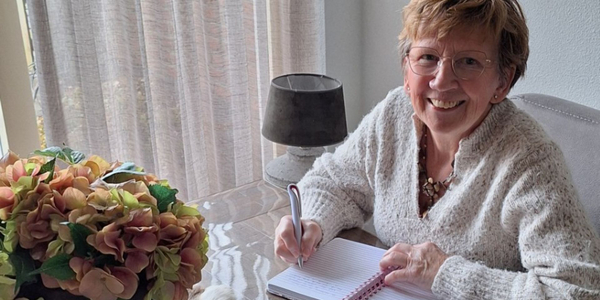 Foto: Dyslexie hield haar niet tegen: Annie (64) bloeit op in streektaal 