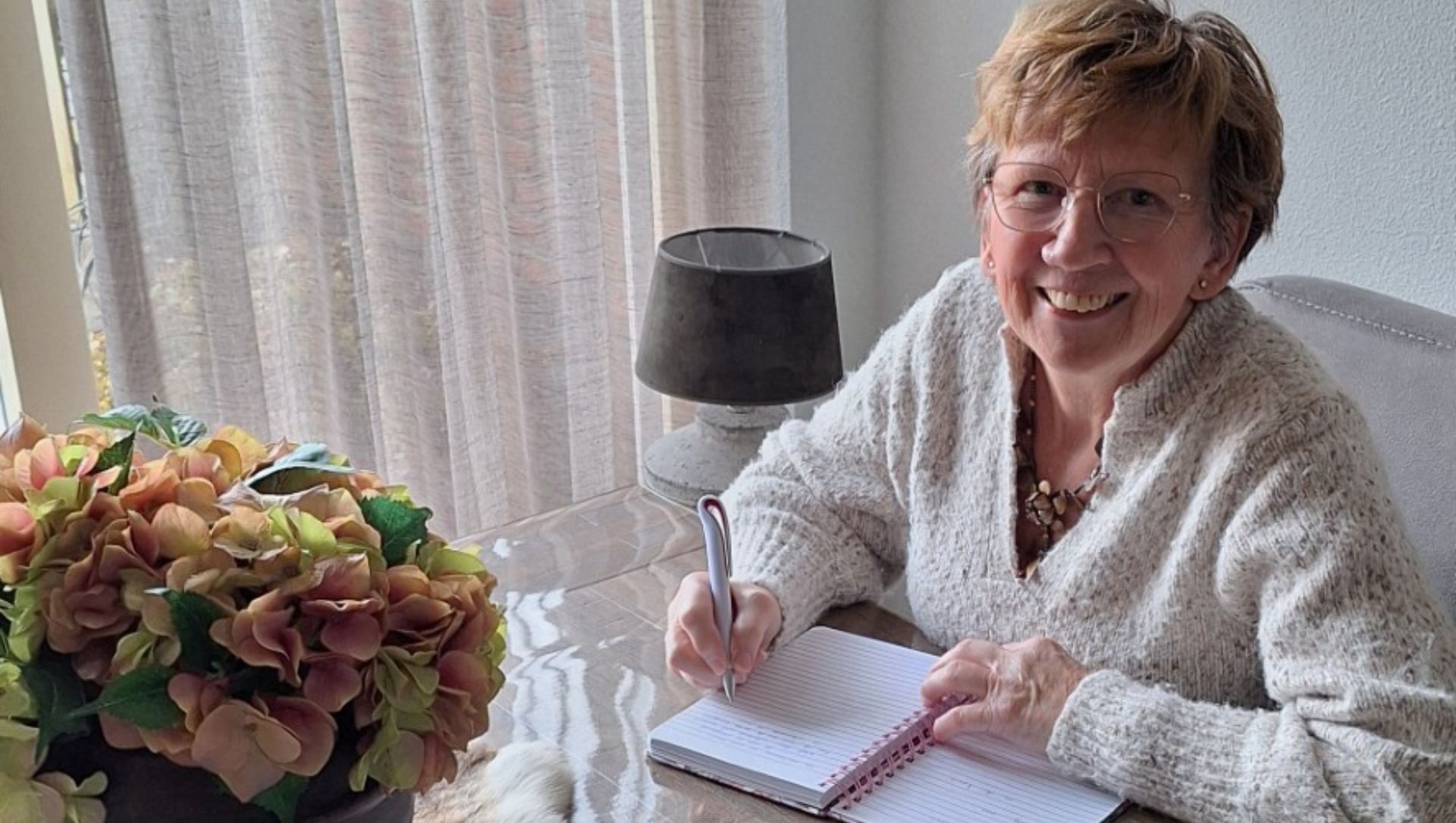 Foto: Dyslexie hield haar niet tegen: Annie (64) bloeit op in streektaal 
