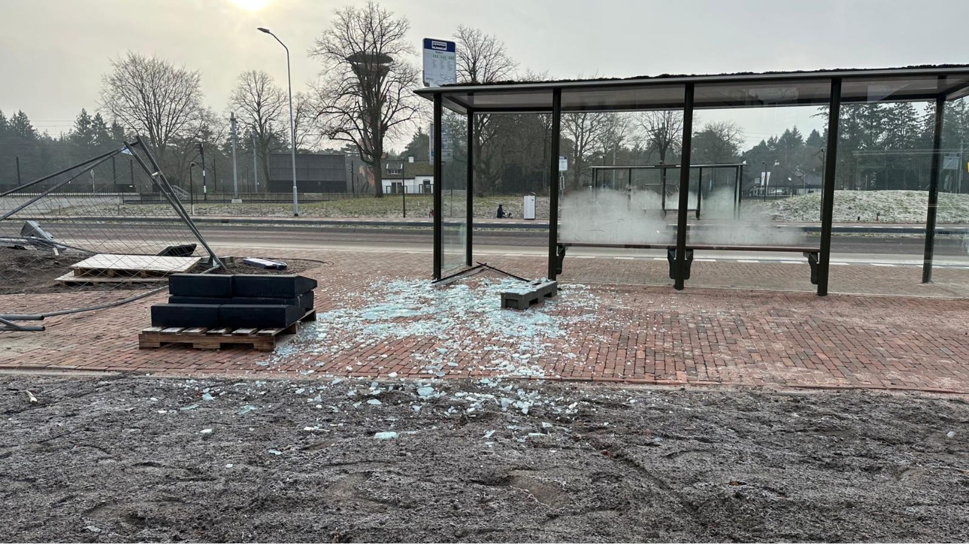 Foto: Bushokje beschadigd en hekwerk omver op Stationsplein Nunspeet