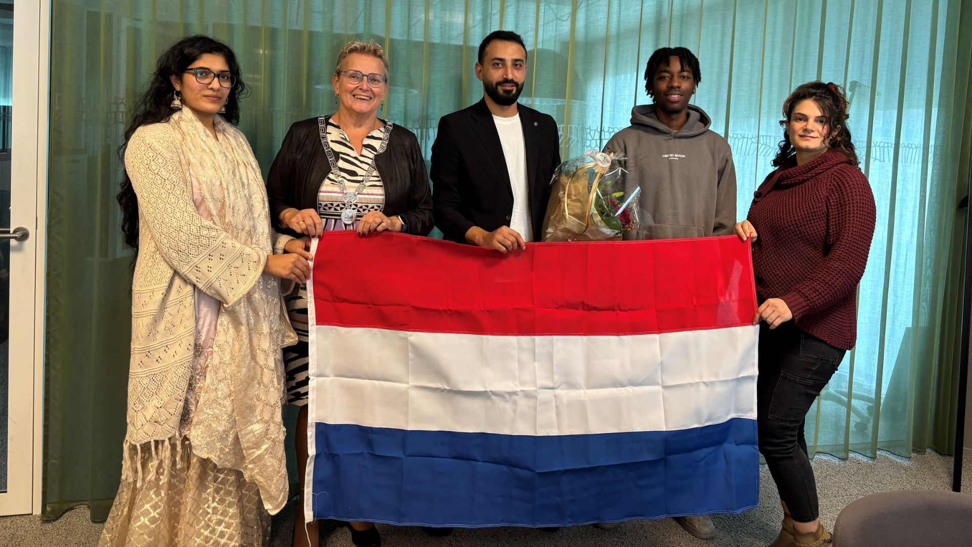 Foto: Belofte afgelegd: zo worden inwoners officieel Nederlander in Oldebroek