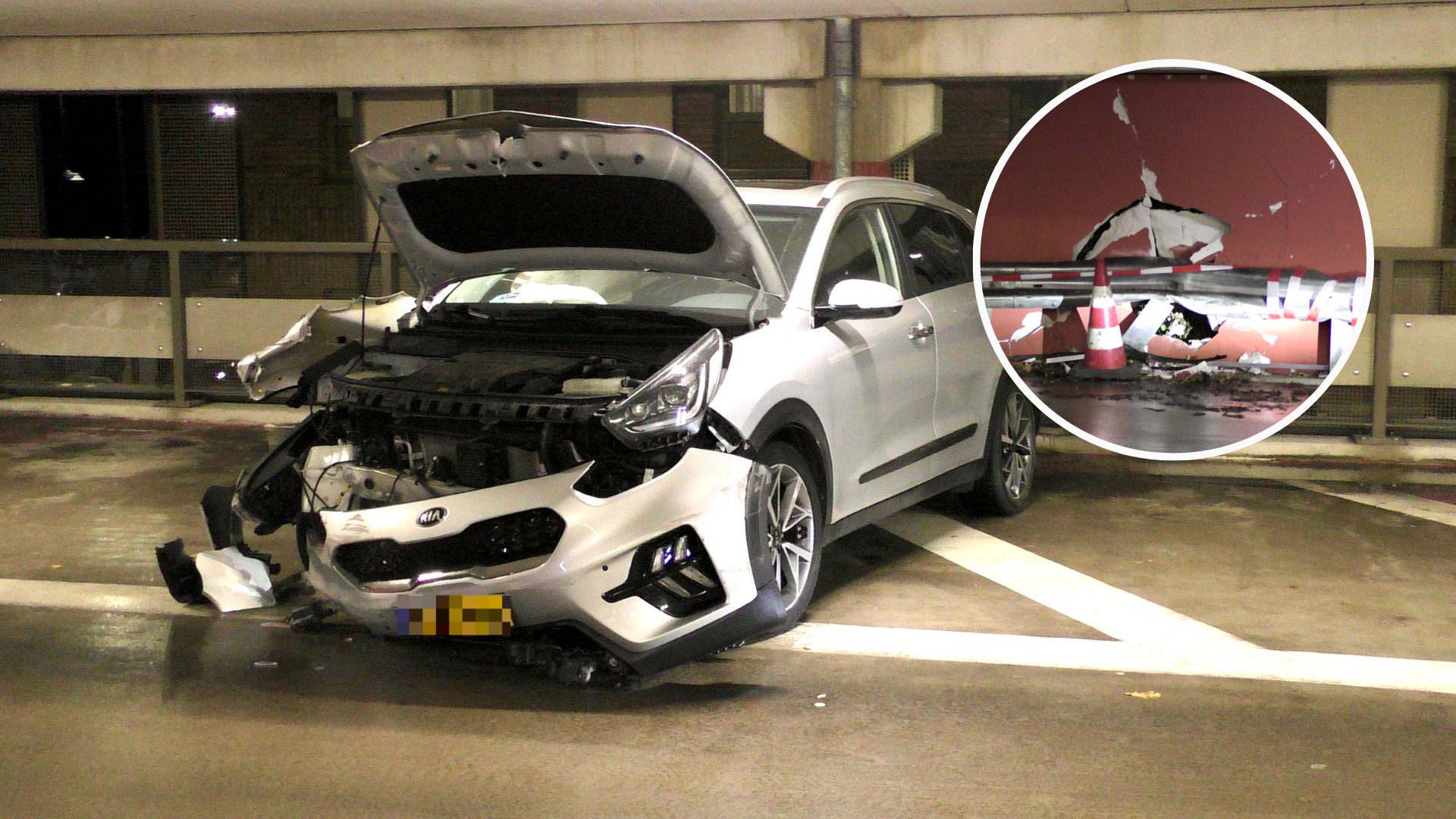 Foto: Ziekenhuisrit na botsing in parkeergarage St. Jansdal: bijrijdster gewond