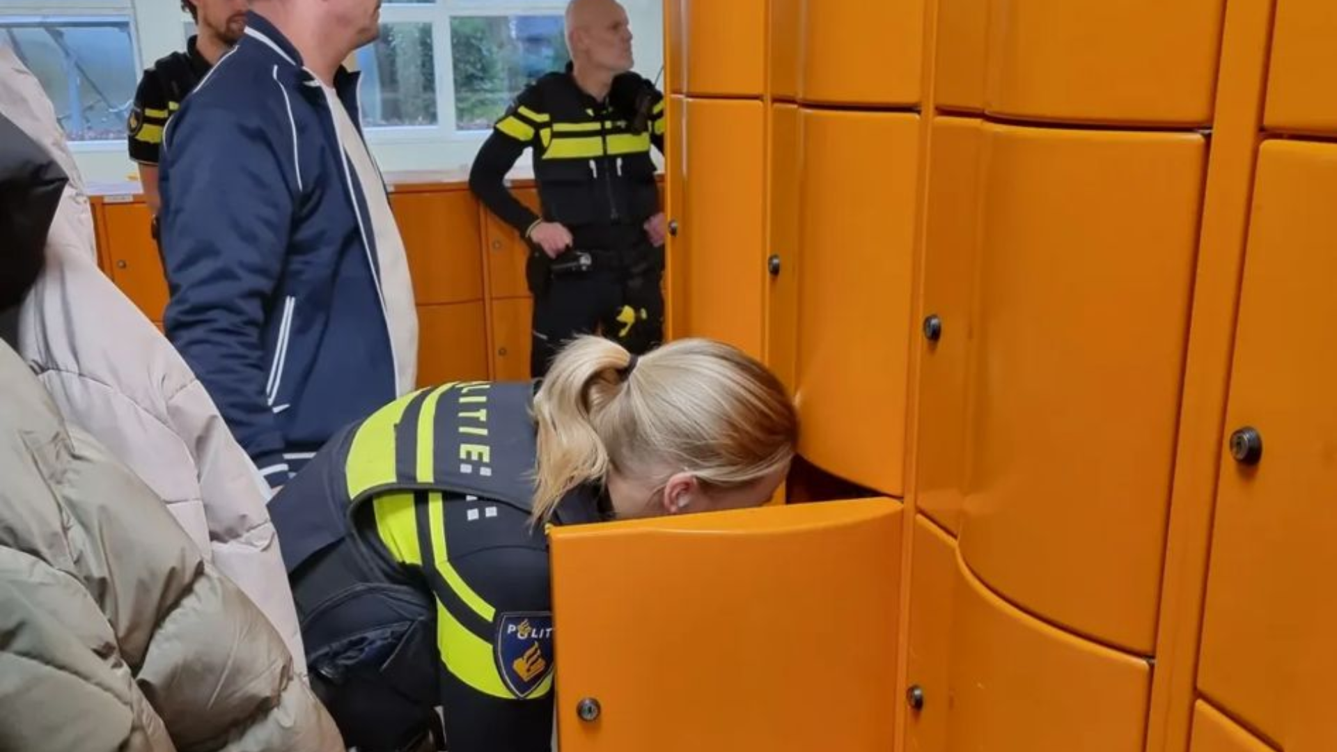 Foto: Kluisjescheck op Groevenbeek College levert vooral schimmelige broodtrommels op