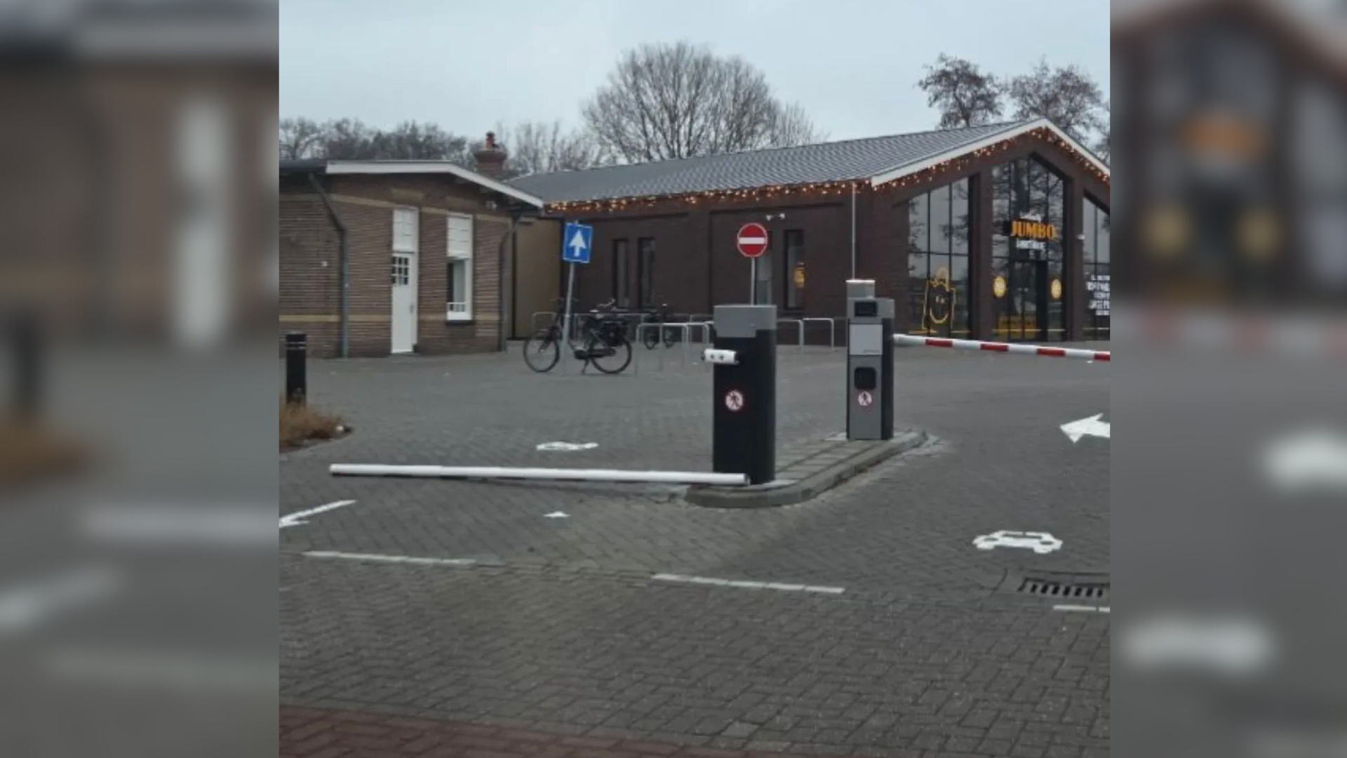 Foto: Slagboom bij Jumbo Elburg twee nachten op rij vernield, politie heeft camerabeelden