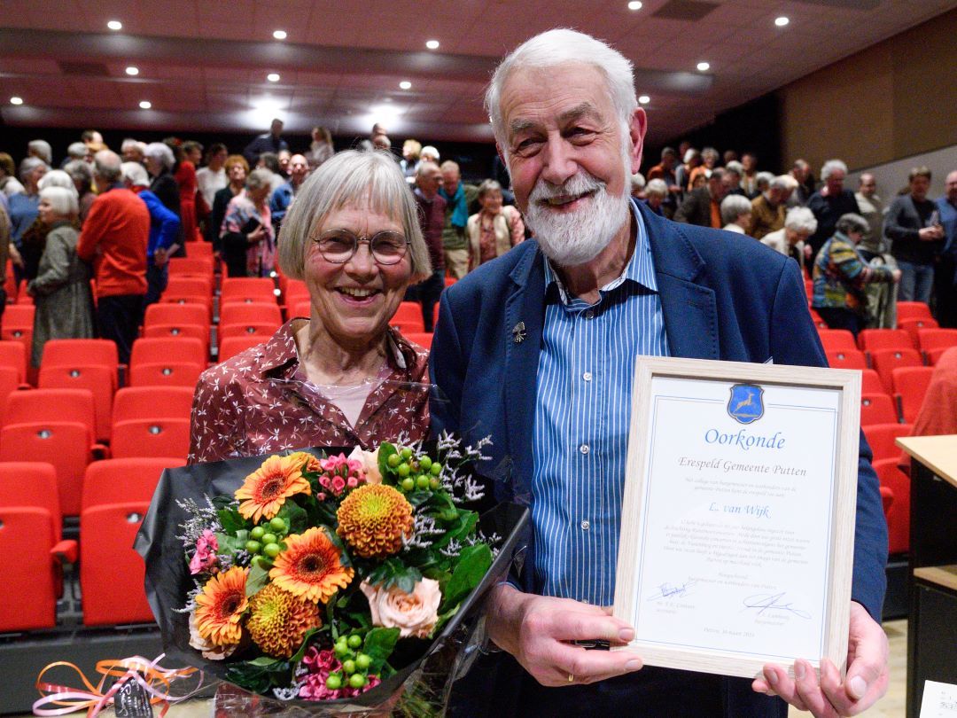 Foto: Puttense erespeld voor de heer L. van Wijk