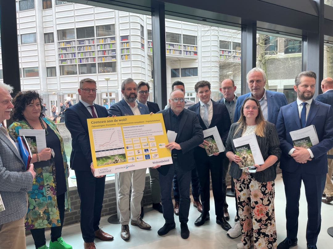 Foto: Burgemeester Jacco van der Tak  bij overhandiging petitie Tweede Kamer: Help grenzen te stellen aan de wolf