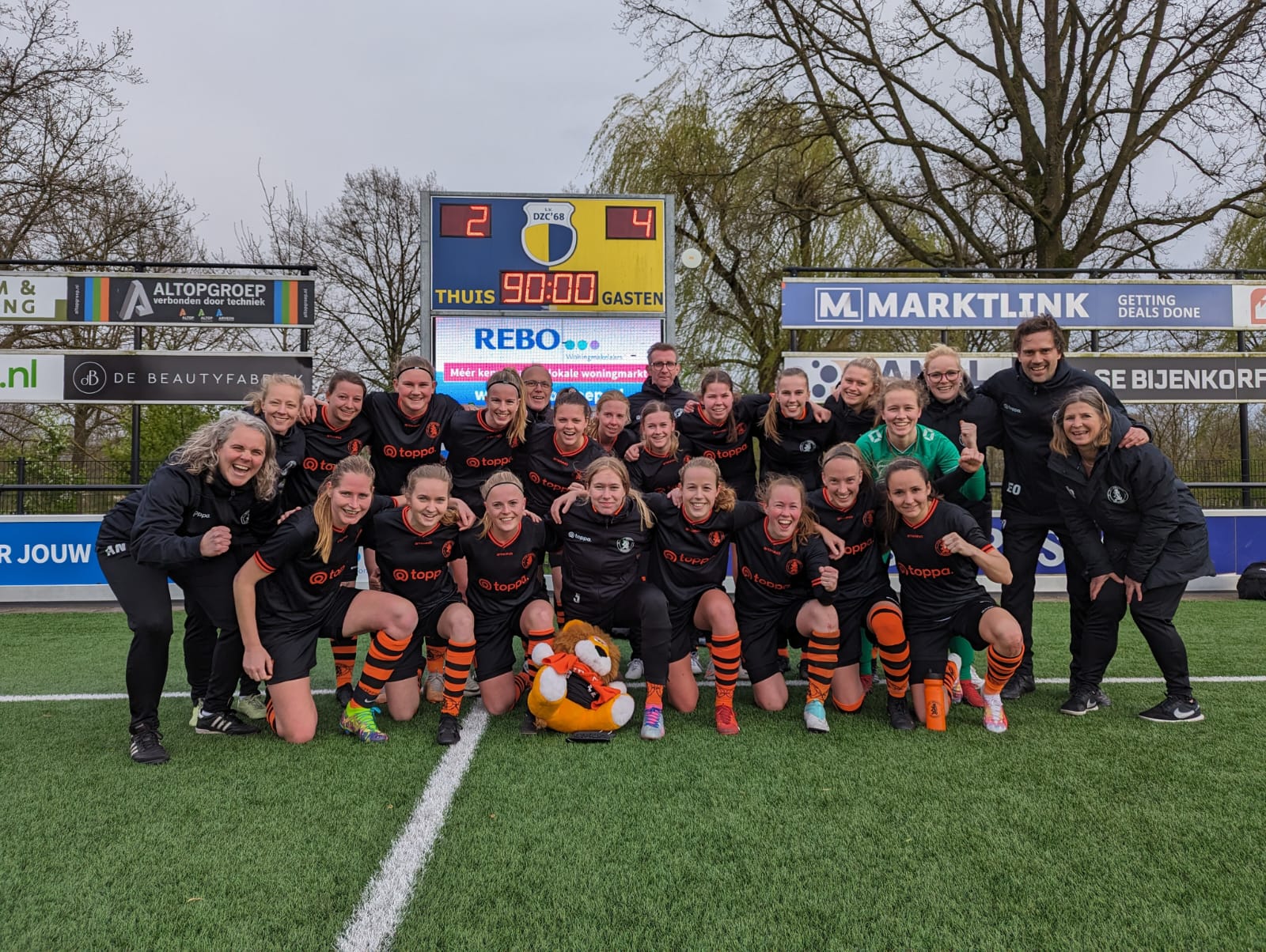Foto: Sparta Nijkerk VR1 overtuigend naar halve finale beker