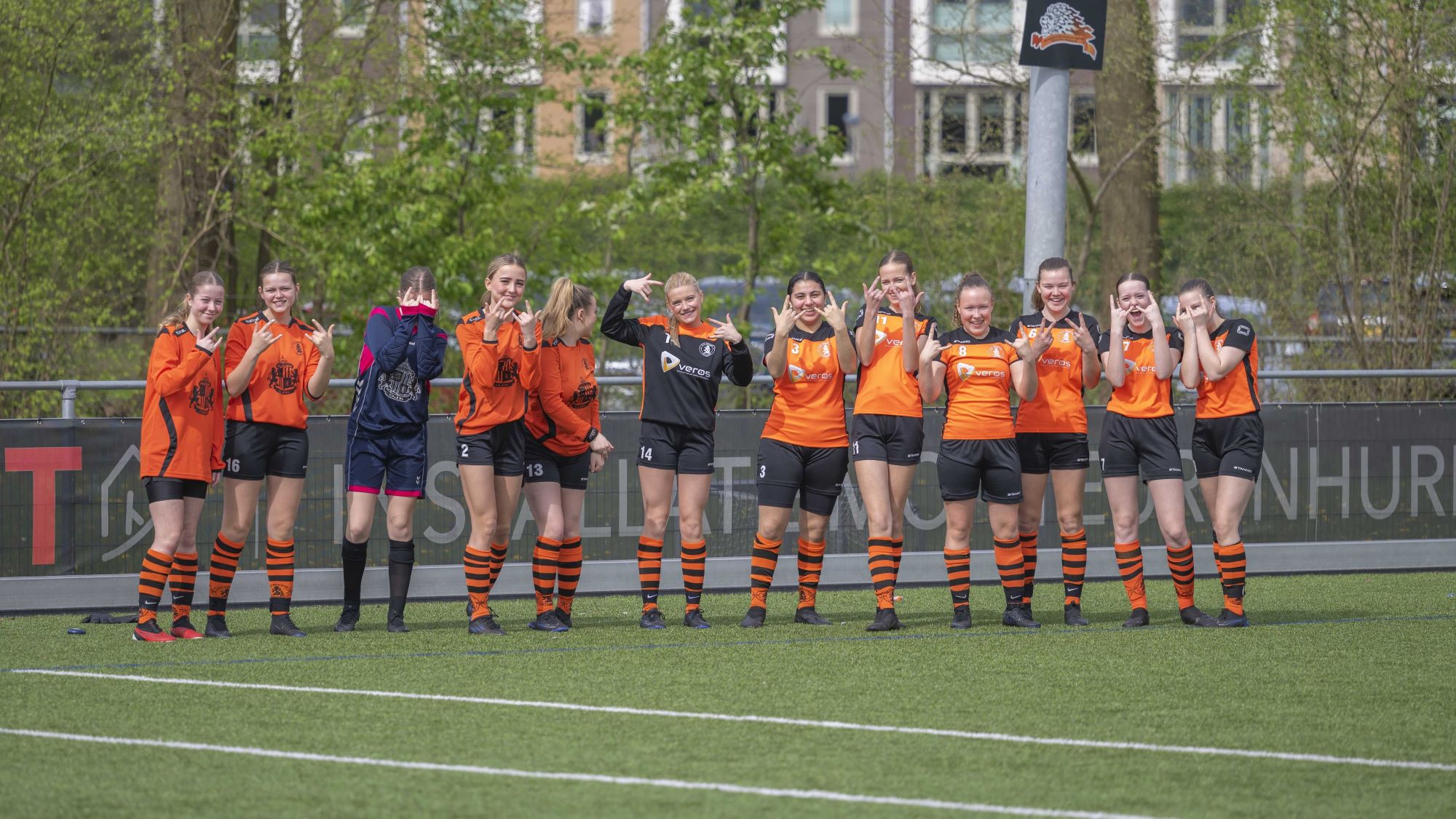 Foto: Meiden Mo17 zorgen voor voetbalspektakel in Apeldoorn