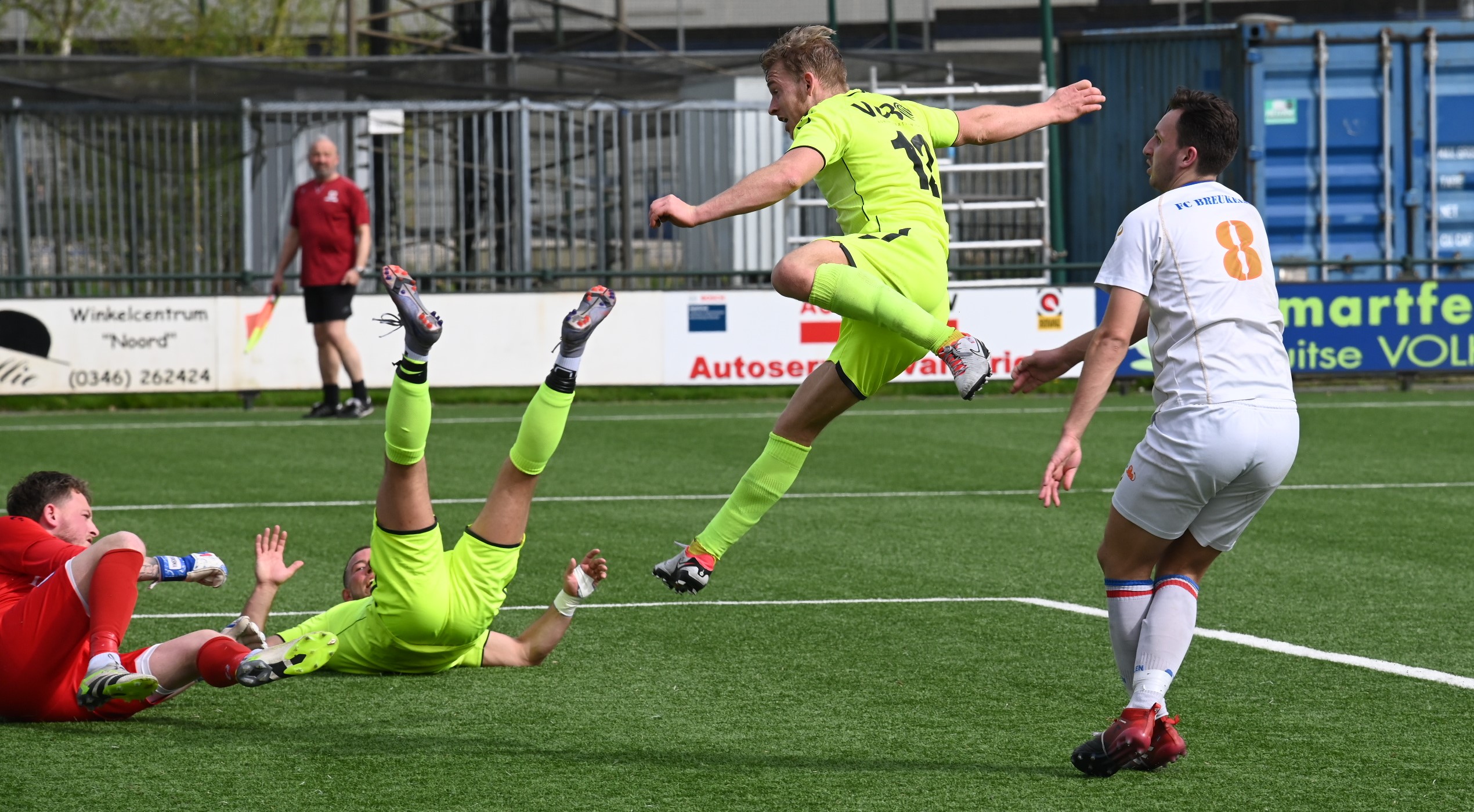 Foto: Veensche Boys zakt door de ondergrens tegen FC Breukelen