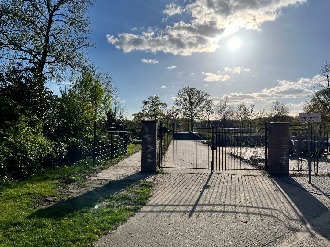 Foto: Begraafplaats Hoevelaken bereikbaar via achteringang