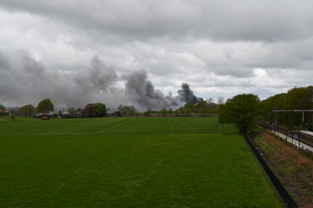 Foto: Zeer grote brand lastig onder controle te krijgen