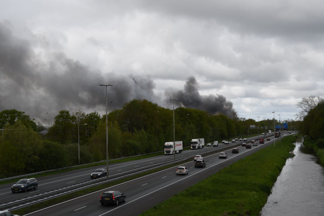 Foto: Zeer grote brand lastig onder controle te krijgen