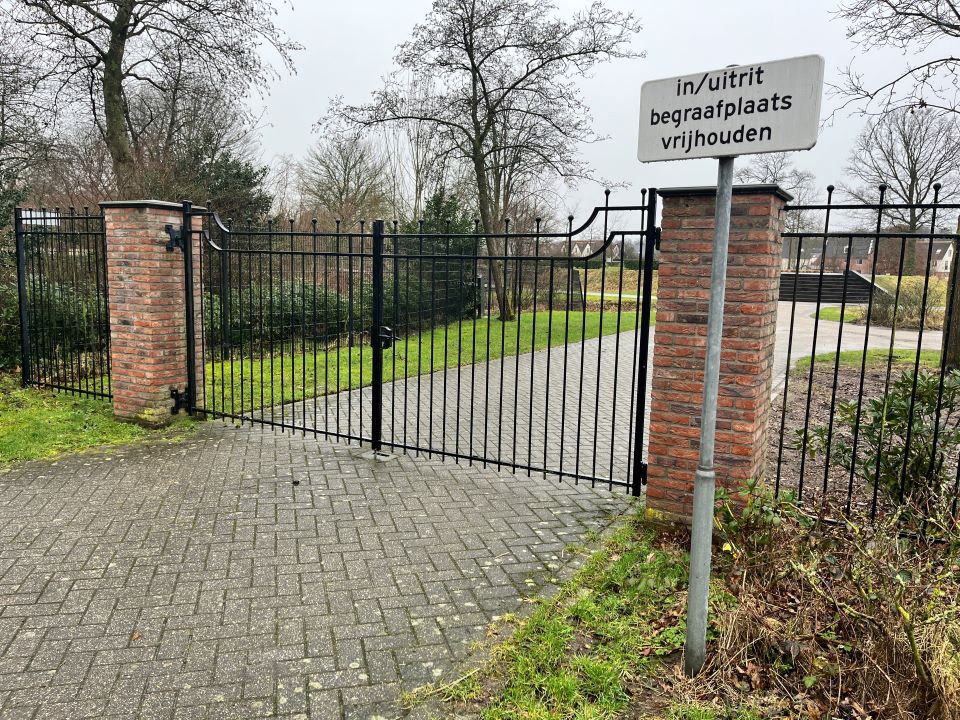 Foto: Begraafplaats Hoevelaken bereikbaar via achteringang
