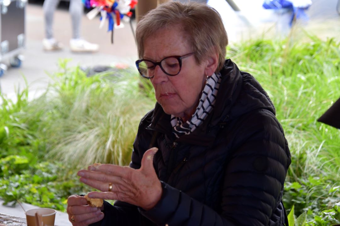 Foto: Eerste lot Zonnebloem gaat naar Harmen Siezen