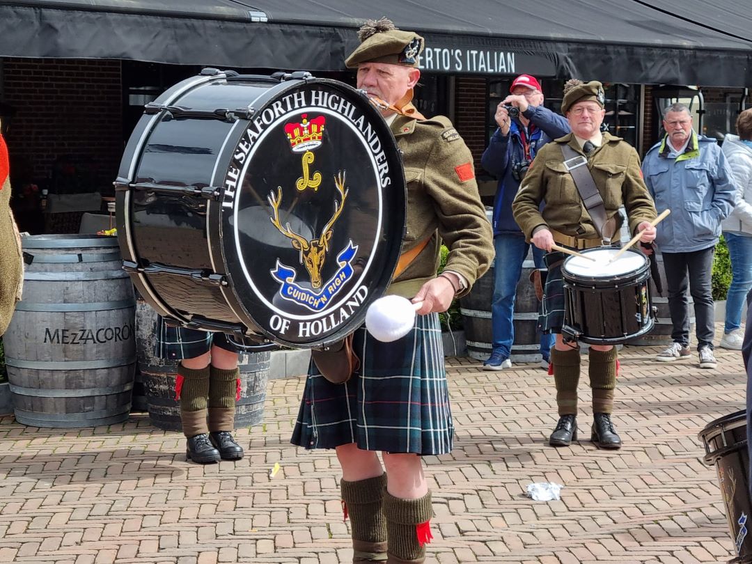 Foto: Oude Canadese militaire voertuigen maken een stop bij oorlogsmonument in Nijkerk