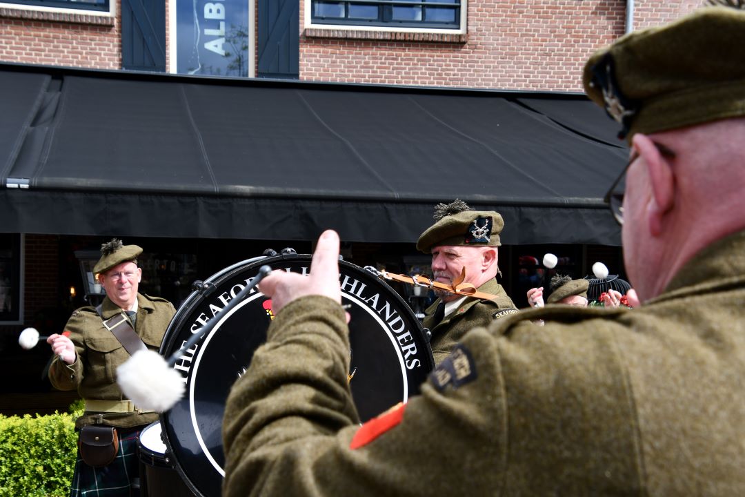 Foto: Oude Canadese militaire voertuigen maken een stop bij oorlogsmonument in Nijkerk