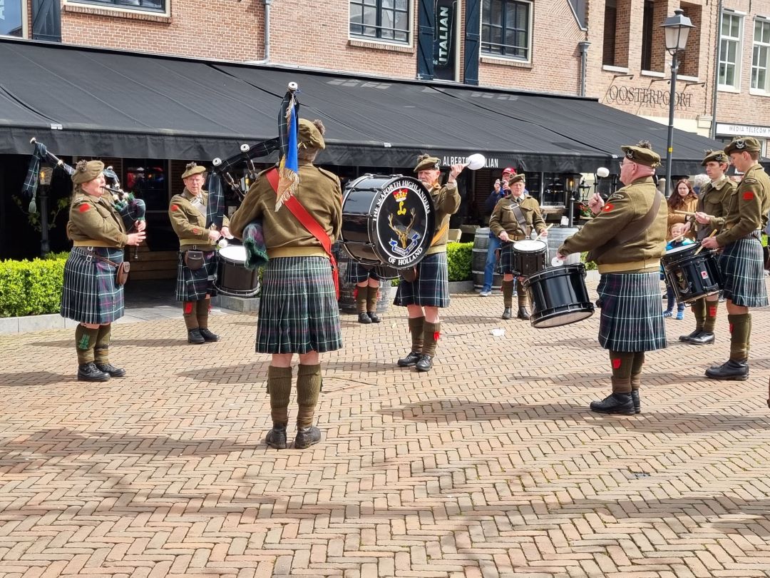 Foto: Oude Canadese militaire voertuigen maken een stop bij oorlogsmonument in Nijkerk