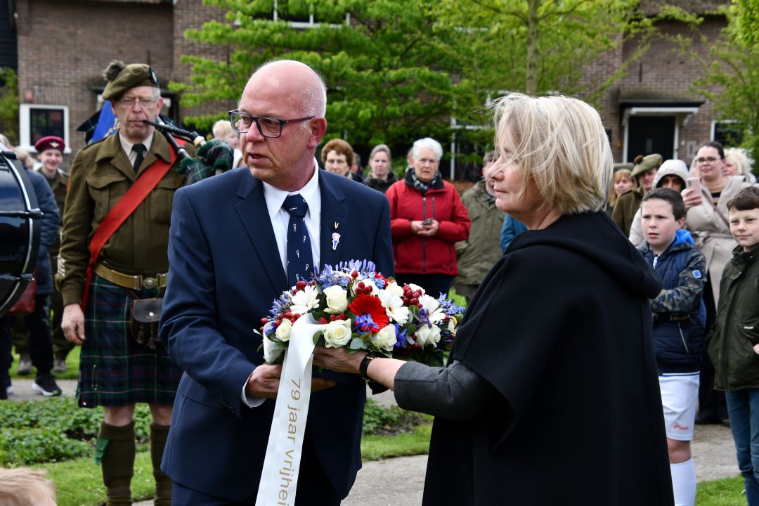 Foto: Oude Canadese militaire voertuigen maken een stop bij oorlogsmonument in Nijkerk