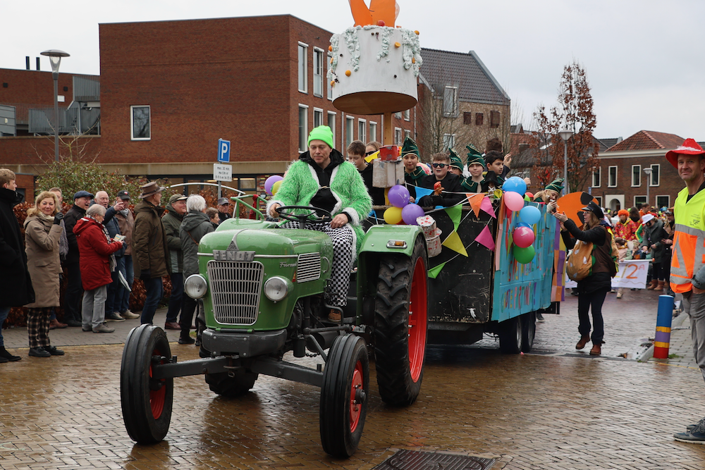 Foto: Basisschool het Baken viert carnaval met traditionele optocht door Nijkerk