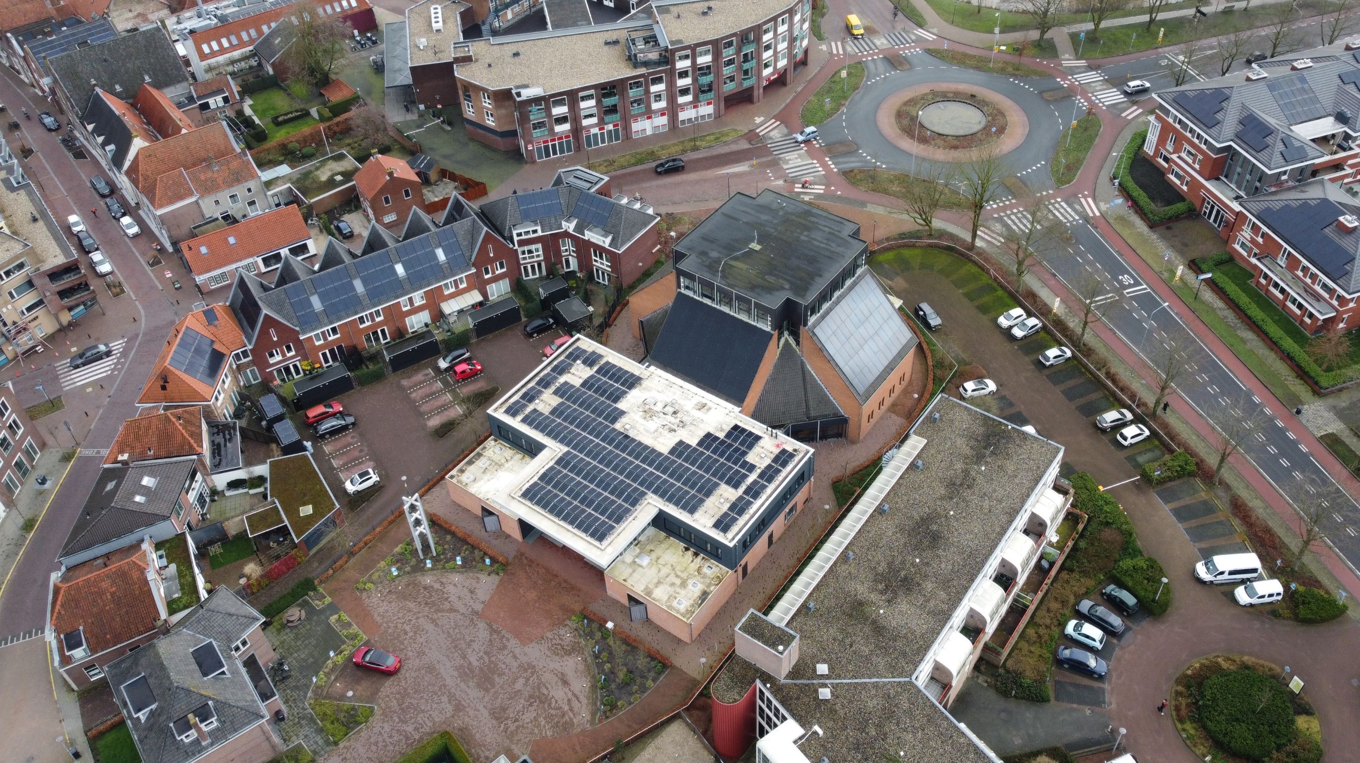Foto: Dak Kruiskerk voorzien van 200 zonnepanelen voor Zon op Nijkerk