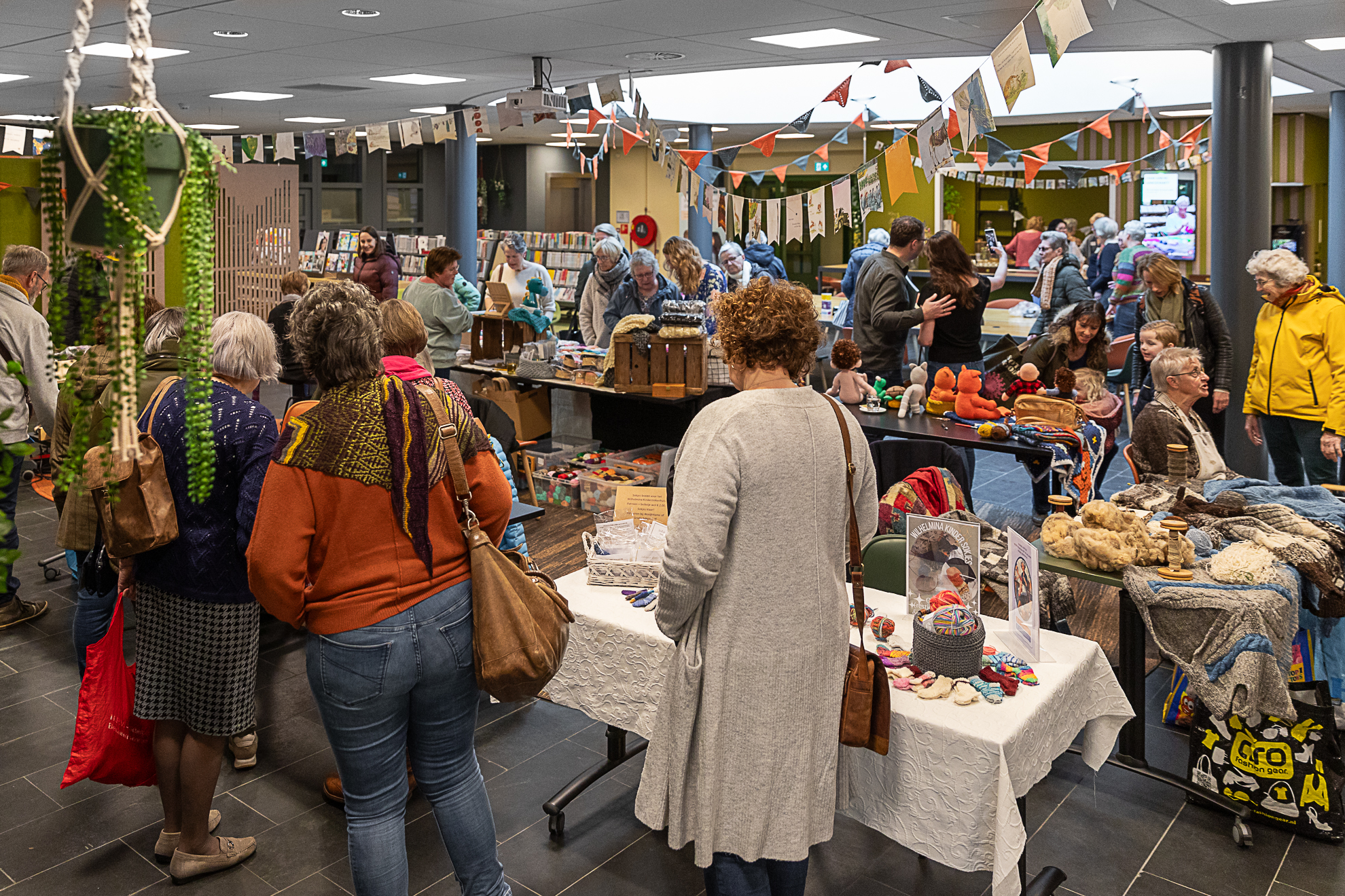 Foto: Geslaagde Brei en Haak maar raak –dag in bibliotheek Barneveld