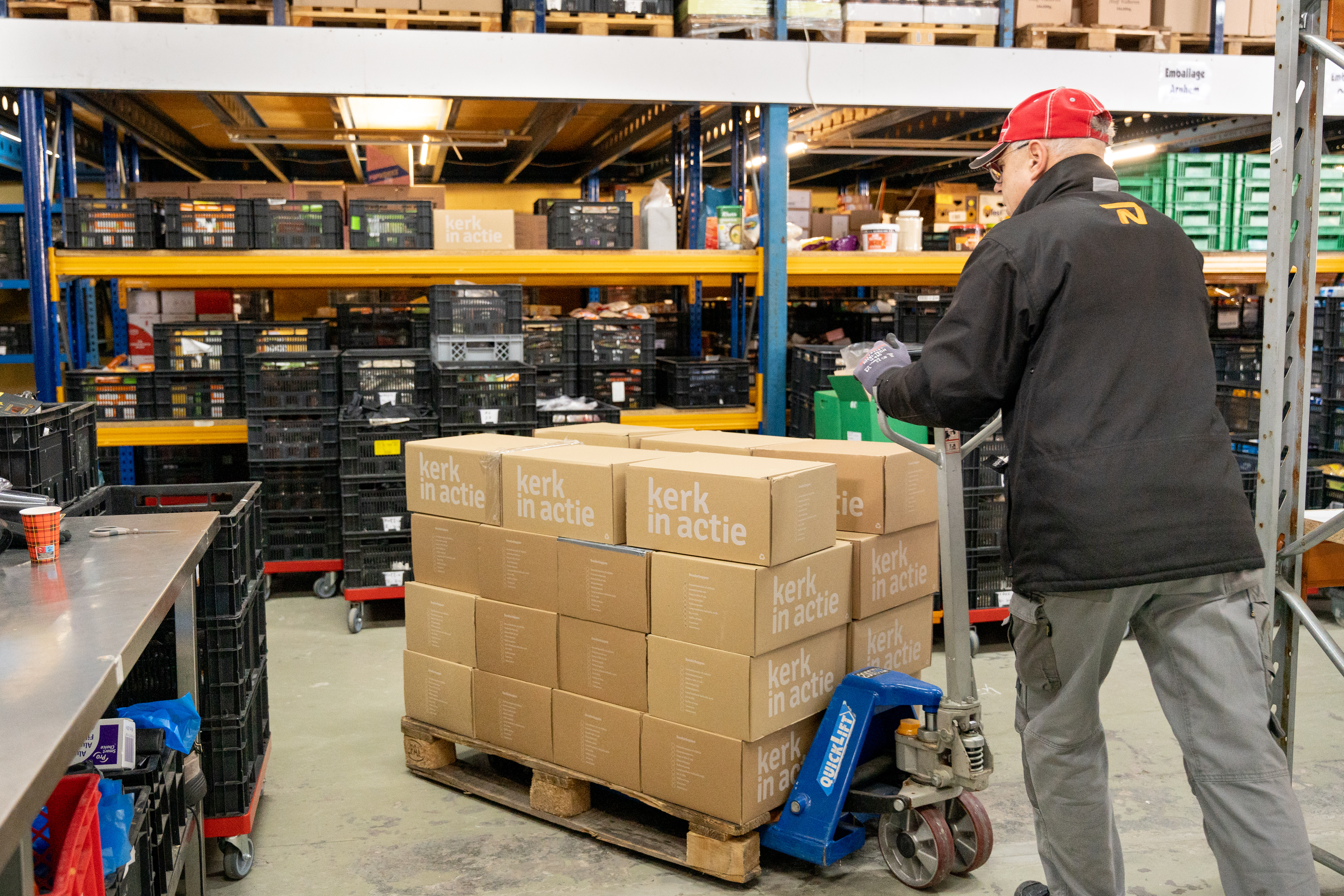 Foto: 100 dozen lang houdbare goederen én gelddonatie voor Voedselbank Nijkerk