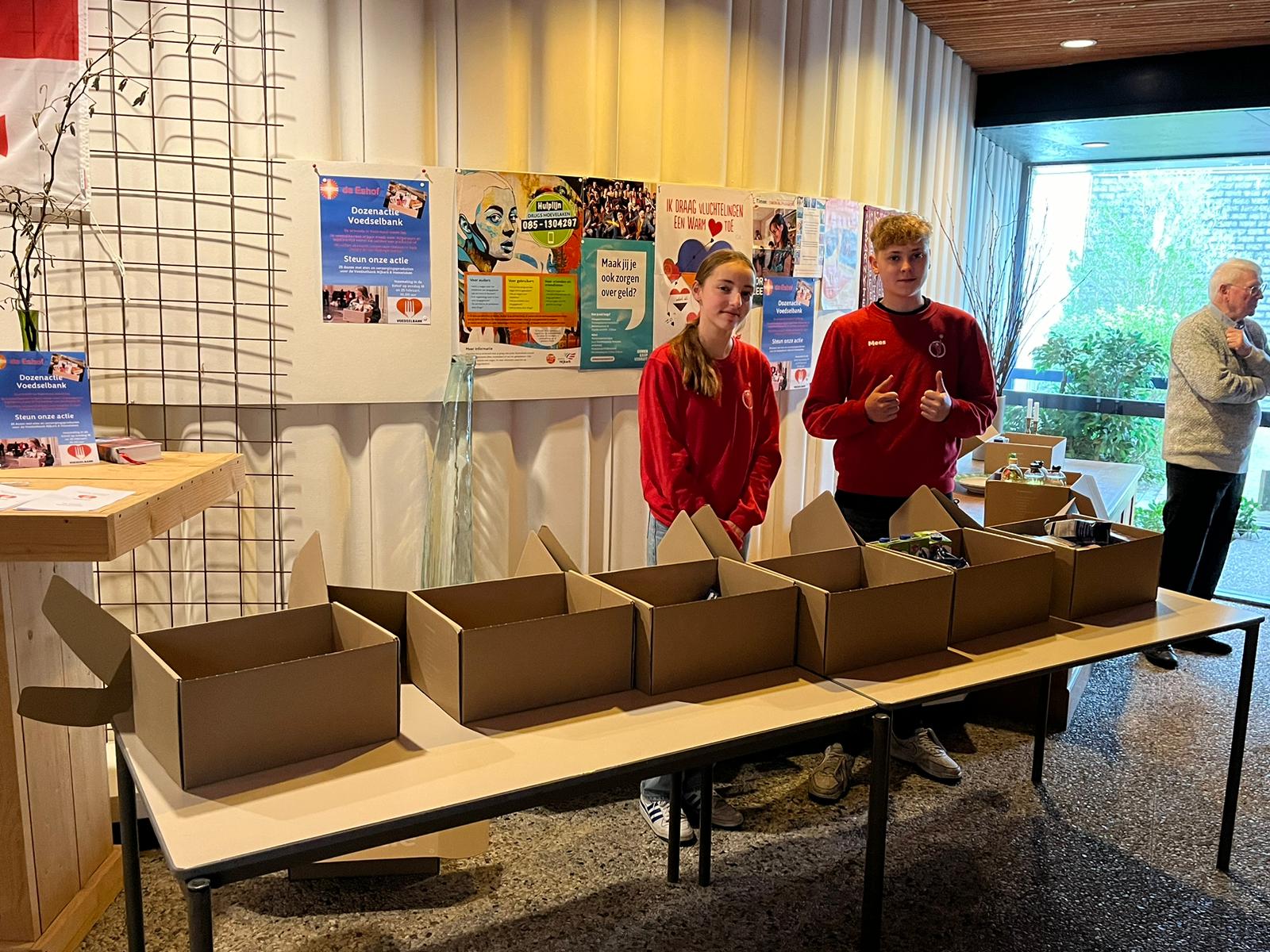 Foto: 100 dozen lang houdbare goederen én gelddonatie voor Voedselbank Nijkerk