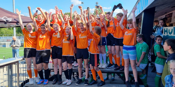 Foto: Hoeksteen en Rehoboth winnaars Nijkerks schoolvoetbaltoernooi 2024