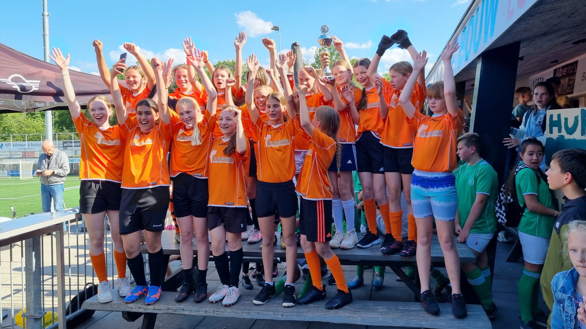 Foto: Hoeksteen en Rehoboth winnaars Nijkerks schoolvoetbaltoernooi 2024