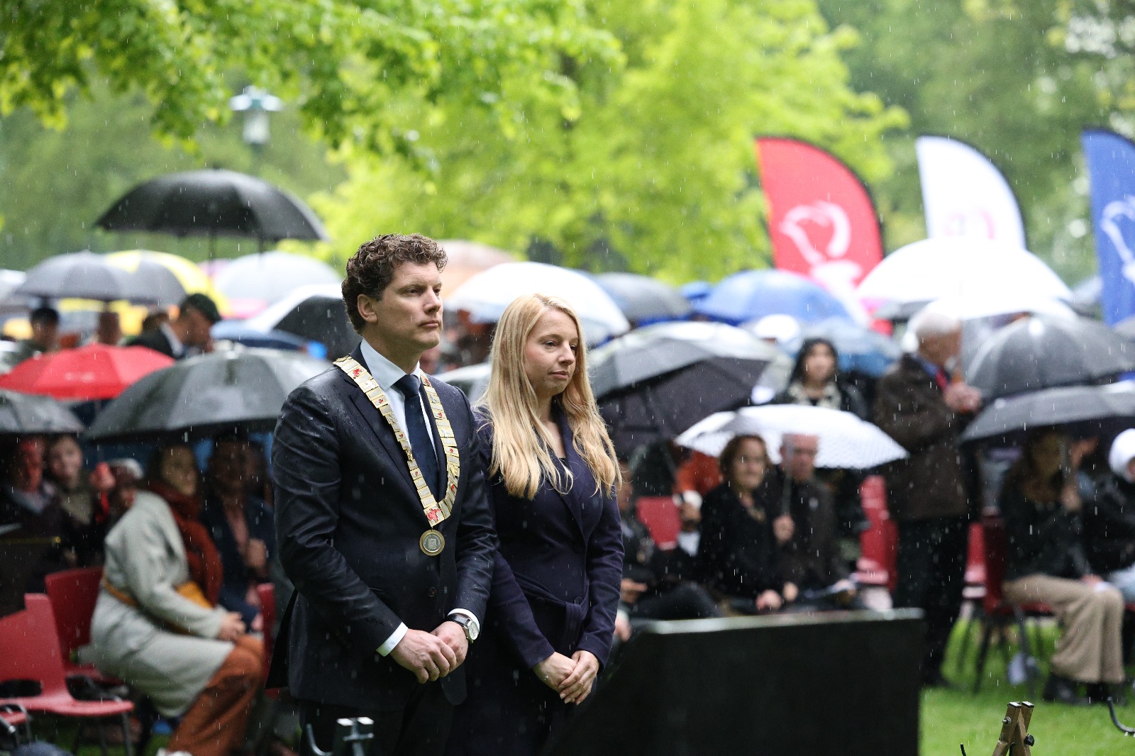 Foto: Toespraak burgemeester Van der Tak tijdens herdenking verstoord: 'Verdrietig en niet passend'