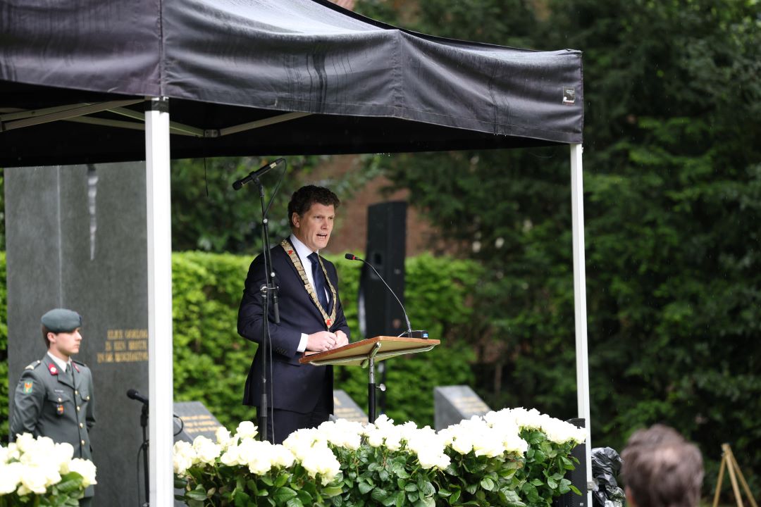 Foto: Toespraak burgemeester Van der Tak tijdens herdenking verstoord: 'Verdrietig en niet passend'