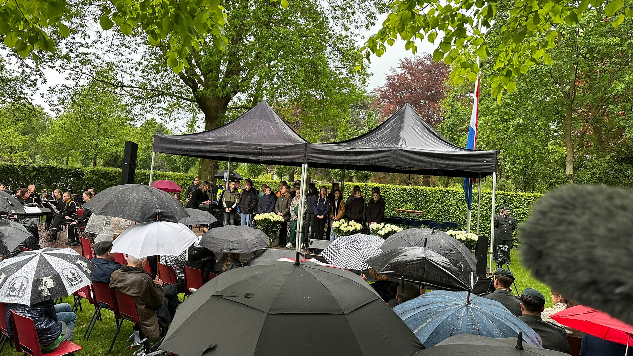 Foto: Toespraak burgemeester Van der Tak tijdens herdenking verstoord: 'Verdrietig en niet passend'