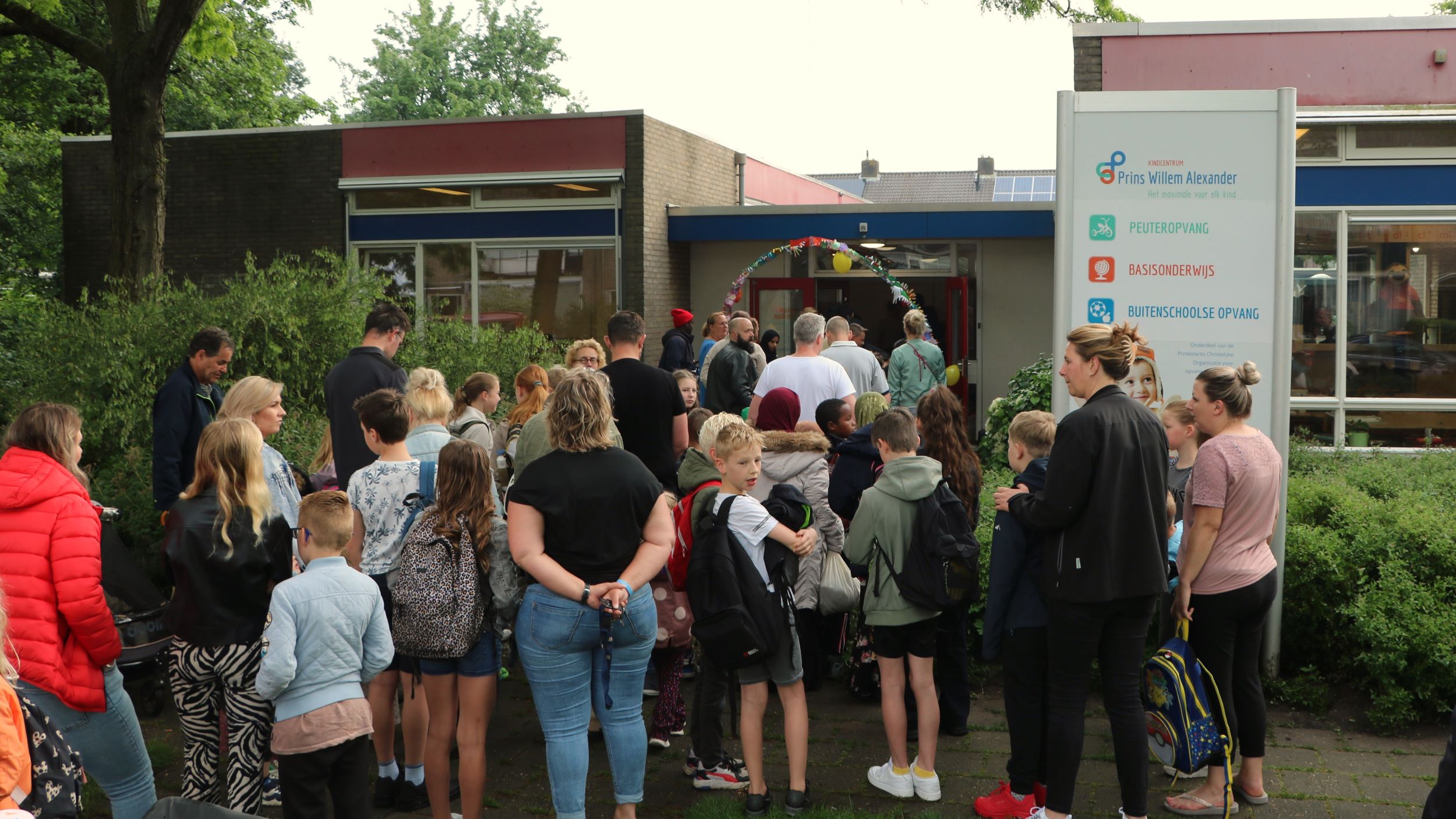 Foto: PWA-leerlingen duiken de nieuwe school in