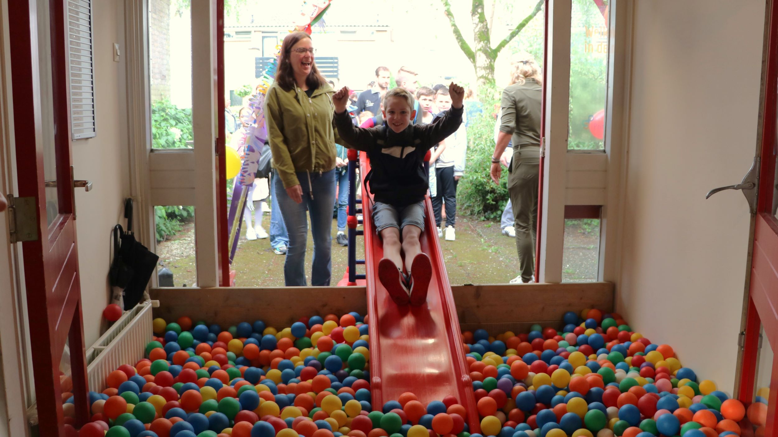 Foto: PWA-leerlingen duiken de nieuwe school in