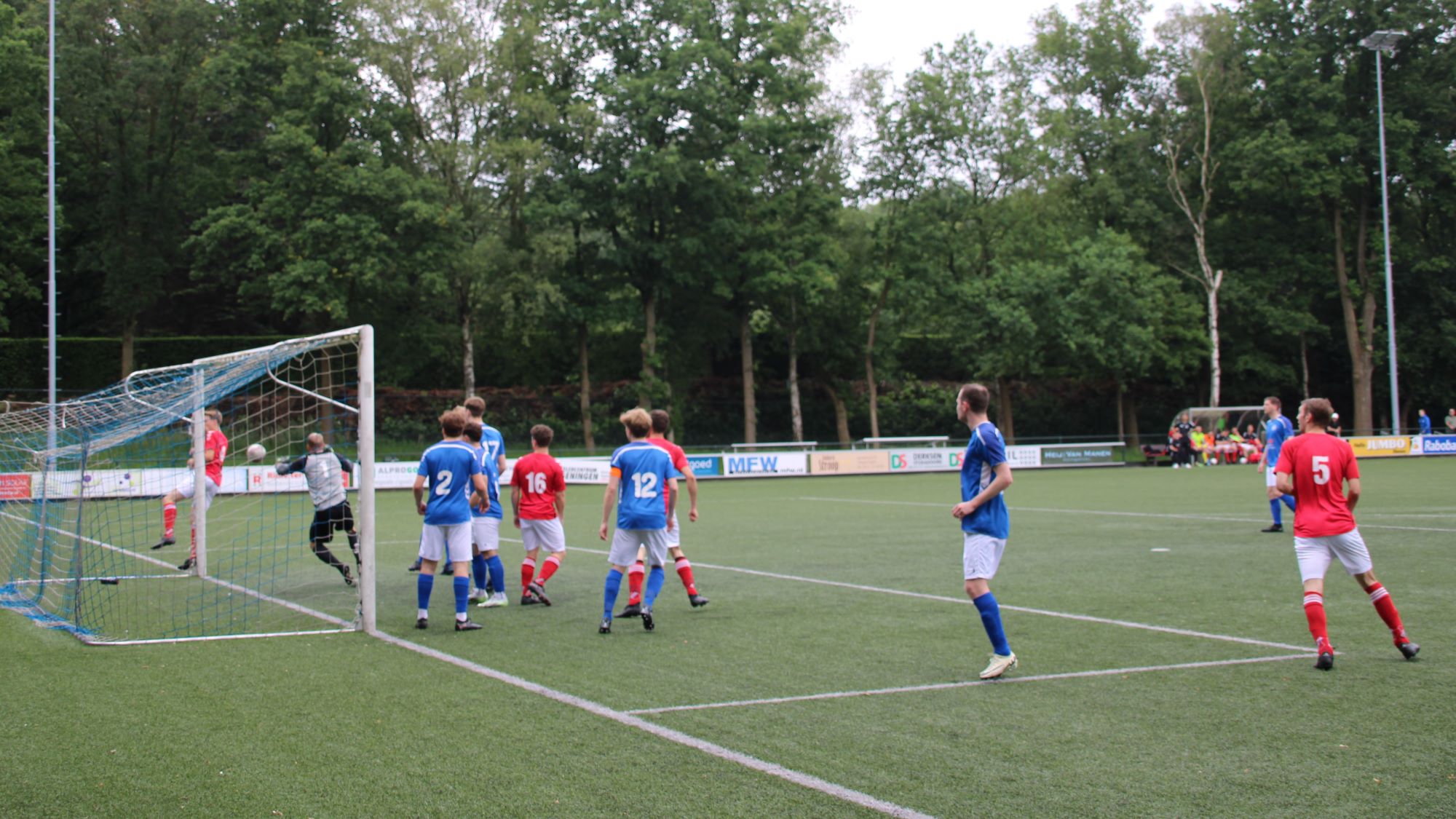 Foto: Hoevelaken op wilskracht langs taaie degradant