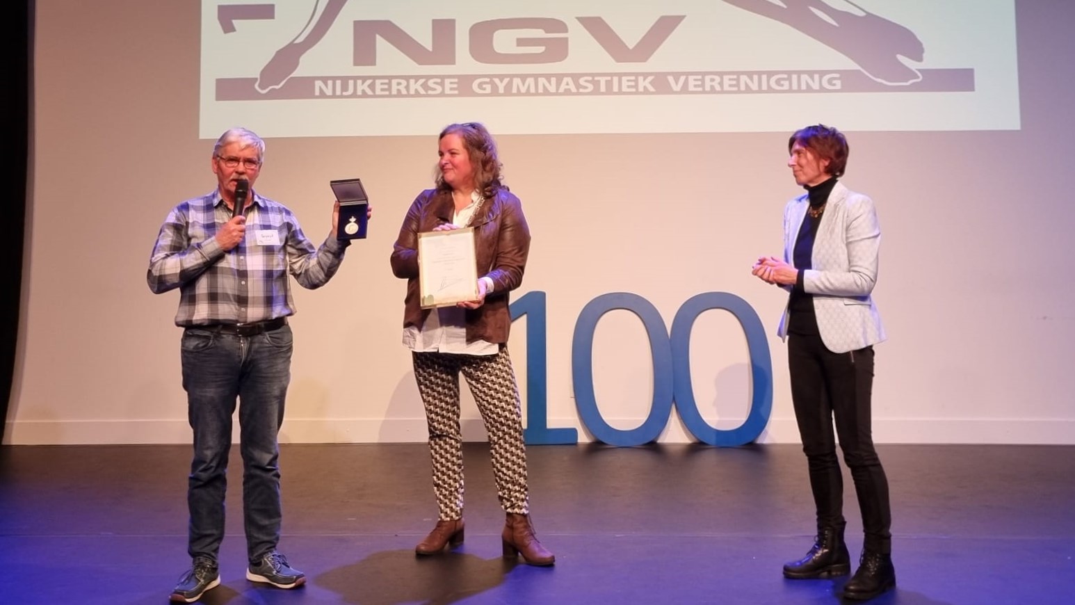 Foto: Turnvereniging Excelsior viert 100-jarig bestaan en ontvangt Koninklijke erepenning
